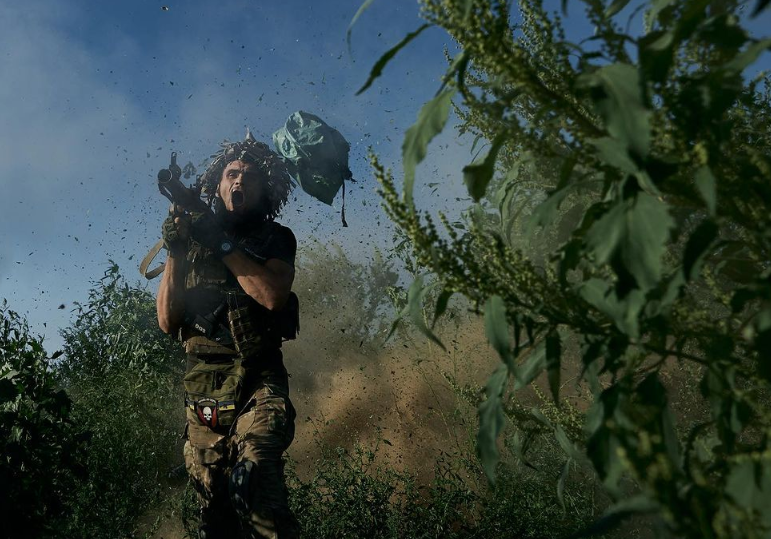 "Шлях смерті". Військові фотографи показали, як працює наша розвідка: потужні кадри